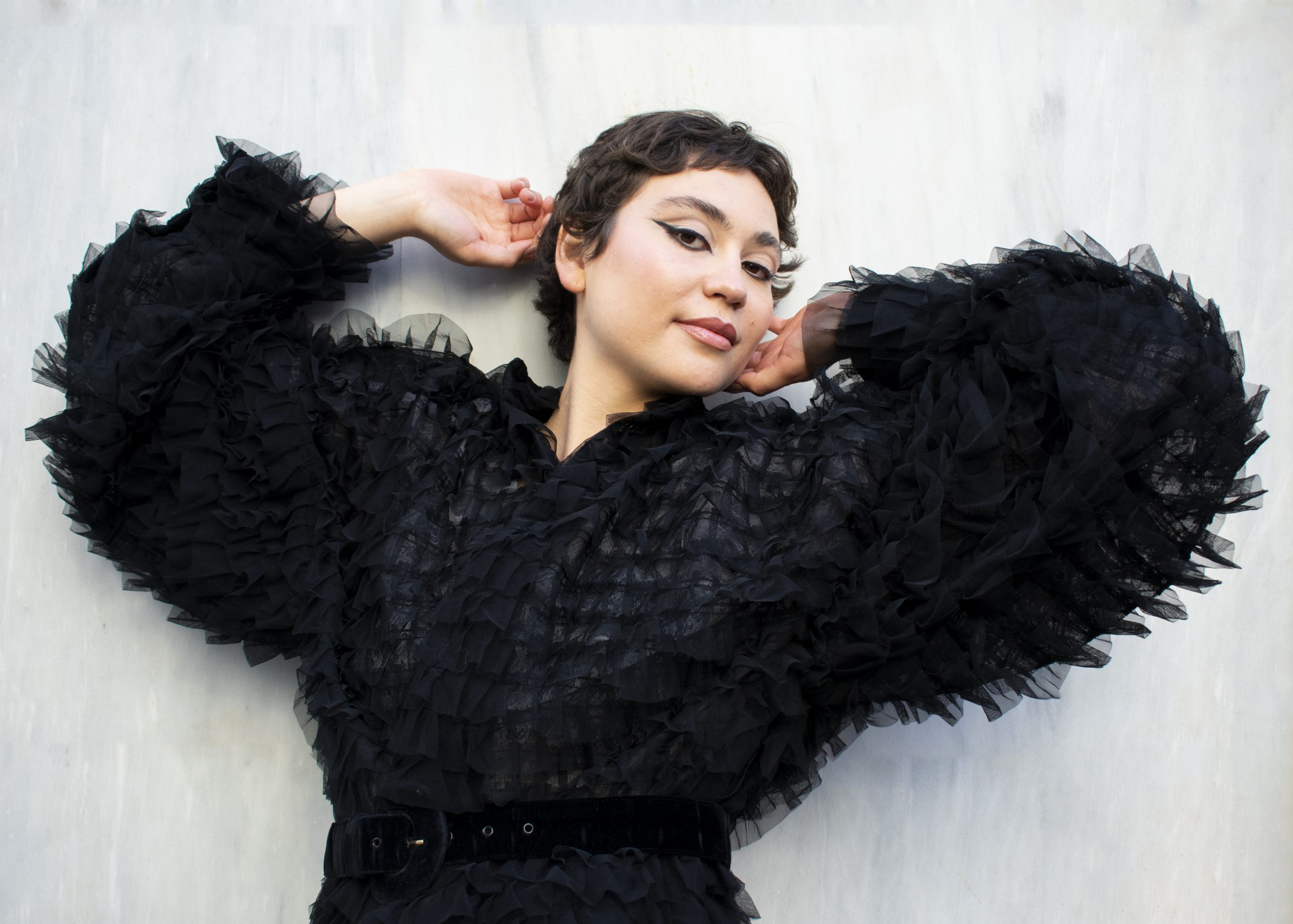 Fotografia de retrat editorial amb model femenina, estil natural i llum suau — fotògrafa Alt Penedès i Lleida